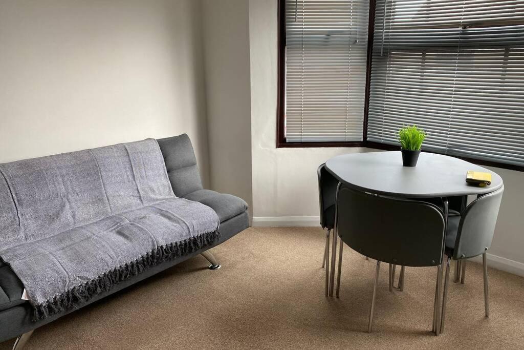 1st Floor Flat In Mews Apartment *