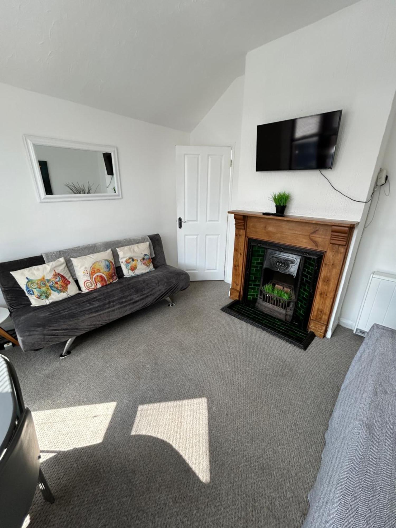 1st Floor Flat In Mews *